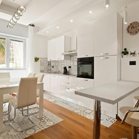 3 Bed Modern Flat - 15 Minutes Walk To Colosseum Рим Екстер'єр фото