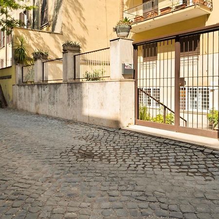3 Bed Modern Flat - 15 Minutes Walk To Colosseum Рим Екстер'єр фото
