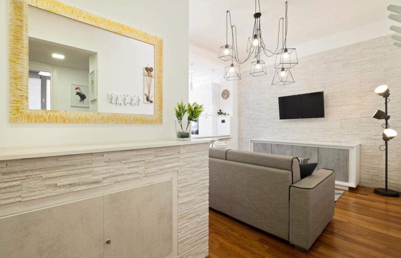 3 Bed Modern Flat - 15 Minutes Walk To Colosseum Рим Екстер'єр фото