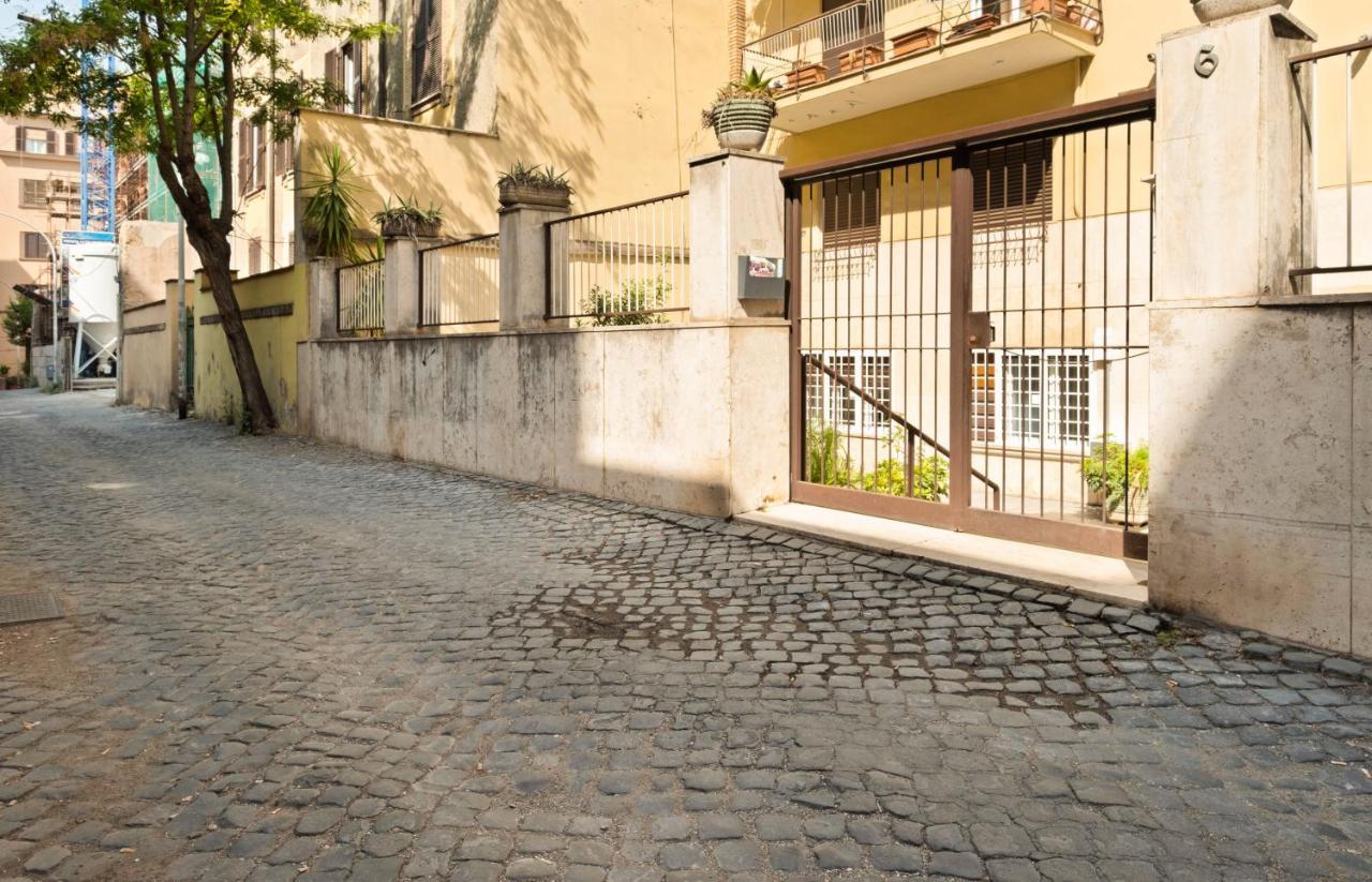 3 Bed Modern Flat - 15 Minutes Walk To Colosseum Рим Екстер'єр фото